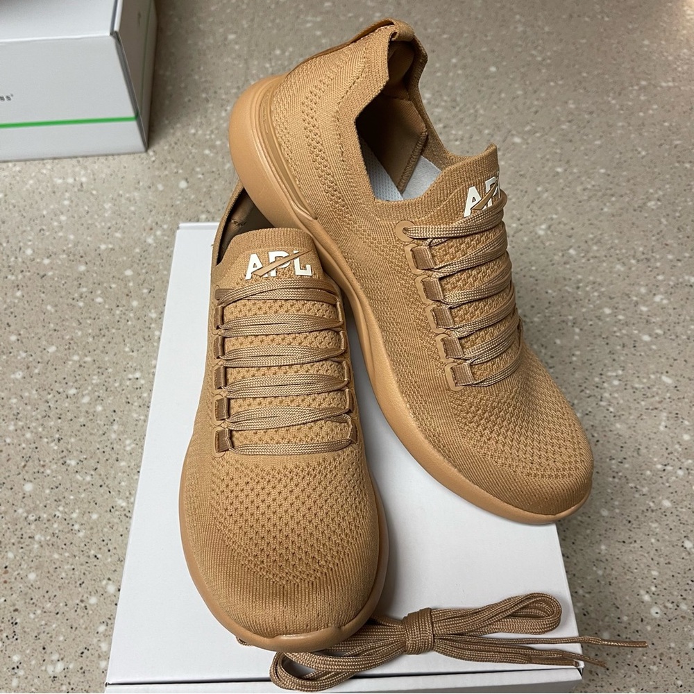 New In Box Women’s APL Athletic Propulsion Labs Techloom Breeze Sz 8.5 Tan/Prest
